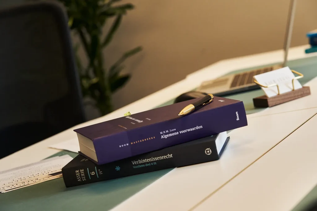 Books_and_pen_on_desk