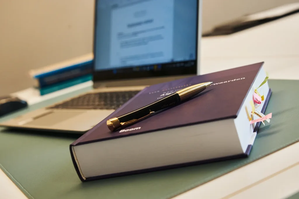 Notebook_with_pen_on_top