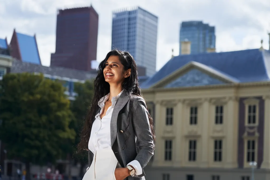 Smiling_woman_in_business_attire